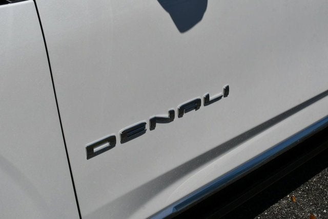 2025 GMC Yukon 4WD 4 Door Denali W/Sun & Power Step Package