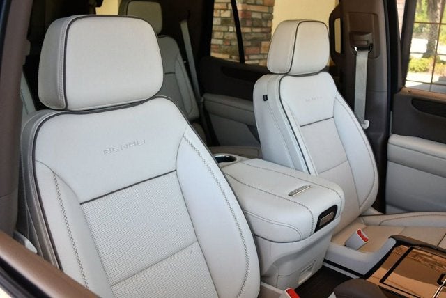 2025 GMC Yukon 4WD 4 Door Denali W/Sun & Power Step Package