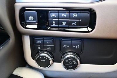2025 GMC Yukon 4WD 4 Door Denali W/Sun & Power Step Package