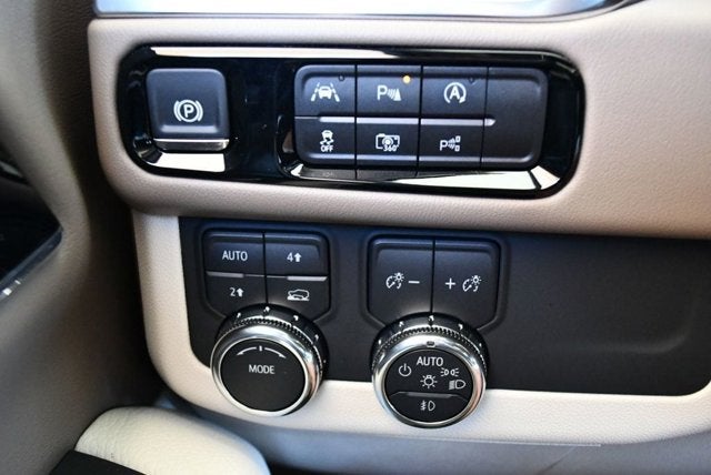 2025 GMC Yukon 4WD 4 Door Denali W/Sun & Power Step Package