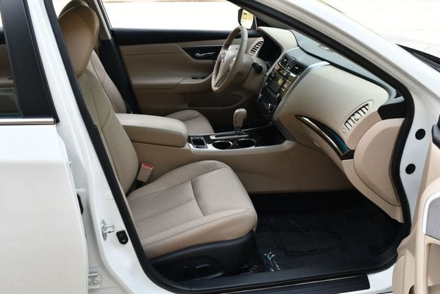 2015 Nissan Altima SL 2.5 I4 Sedan W/Moonroof Package