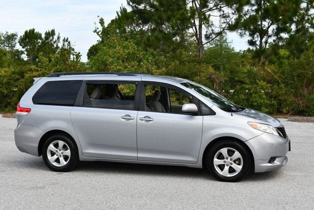 2014 Toyota Sienna 5 Door 8-Passenger Van V6 LE FWD