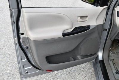 2014 Toyota Sienna 5 Door 8-Passenger Van V6 LE FWD
