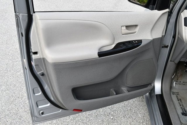 2014 Toyota Sienna 5 Door 8-Passenger Van V6 LE FWD