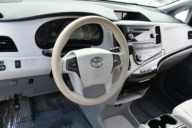 2014 Toyota Sienna 5 Door 8-Passenger Van V6 LE FWD