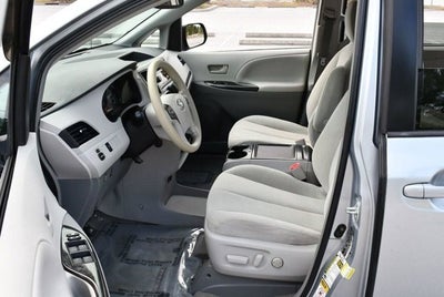 2014 Toyota Sienna 5 Door 8-Passenger Van V6 LE FWD