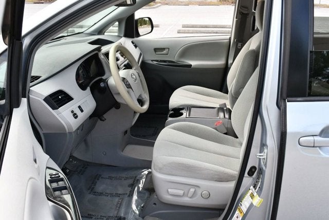 2014 Toyota Sienna 5 Door 8-Passenger Van V6 LE FWD
