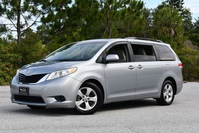 2014 Toyota Sienna 5 Door 8-Passenger Van V6 LE FWD