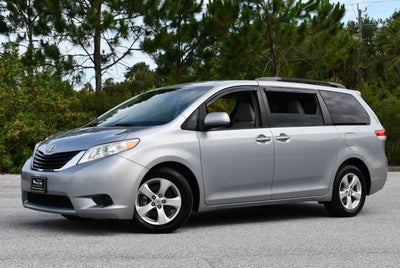 2014 Toyota Sienna 5 Door 8-Passenger Van V6 LE FWD