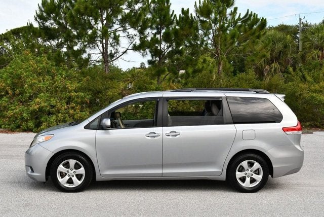 2014 Toyota Sienna 5 Door 8-Passenger Van V6 LE FWD