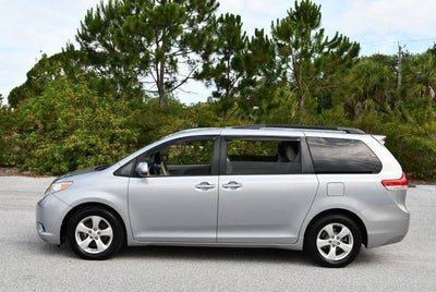2014 Toyota Sienna 5 Door 8-Passenger Van V6 LE FWD
