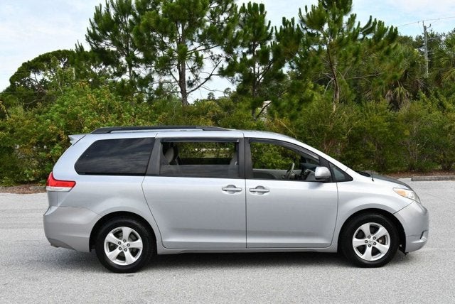 2014 Toyota Sienna 5 Door 8-Passenger Van V6 LE FWD