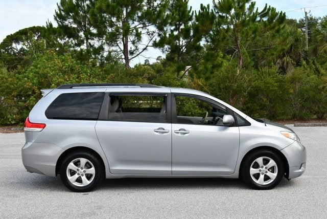 2014 Toyota Sienna 5 Door 8-Passenger Van V6 LE FWD