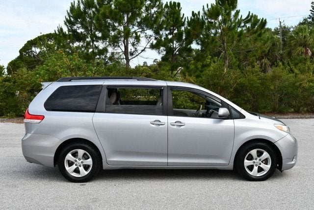 2014 Toyota Sienna 5 Door 8-Passenger Van V6 LE FWD
