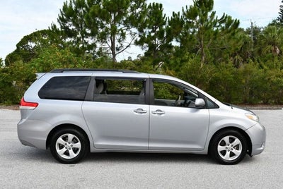 2014 Toyota Sienna 5 Door 8-Passenger Van V6 LE FWD