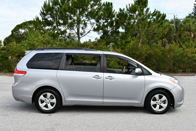 2014 Toyota Sienna 5 Door 8-Passenger Van V6 LE FWD