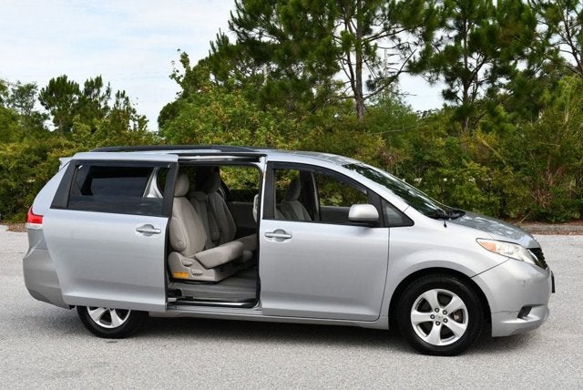 2014 Toyota Sienna 5 Door 8-Passenger Van V6 LE FWD