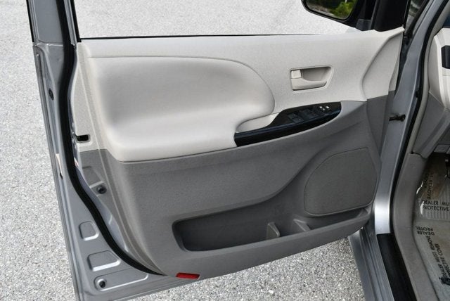 2014 Toyota Sienna 5 Door 8-Passenger Van V6 LE FWD