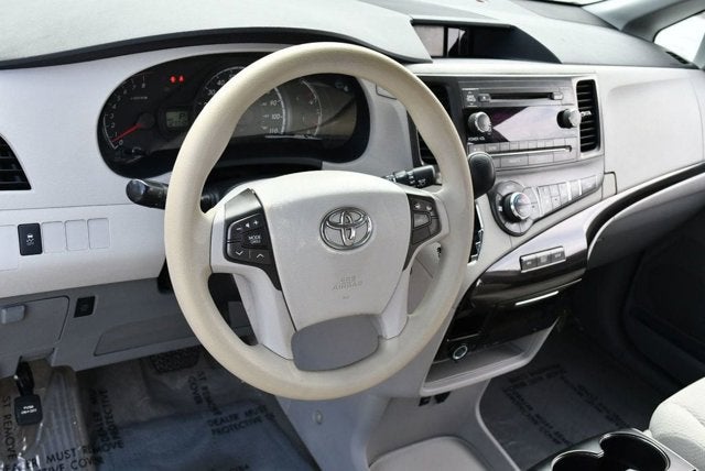 2014 Toyota Sienna 5 Door 8-Passenger Van V6 LE FWD