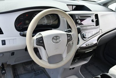 2014 Toyota Sienna 5 Door 8-Passenger Van V6 LE FWD