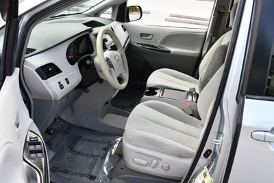 2014 Toyota Sienna 5 Door 8-Passenger Van V6 LE FWD