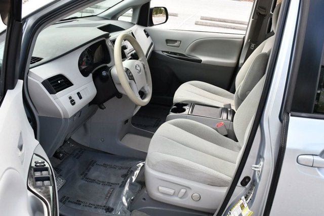 2014 Toyota Sienna 5 Door 8-Passenger Van V6 LE FWD