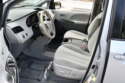 2014 Toyota Sienna 5 Door 8-Passenger Van V6 LE FWD