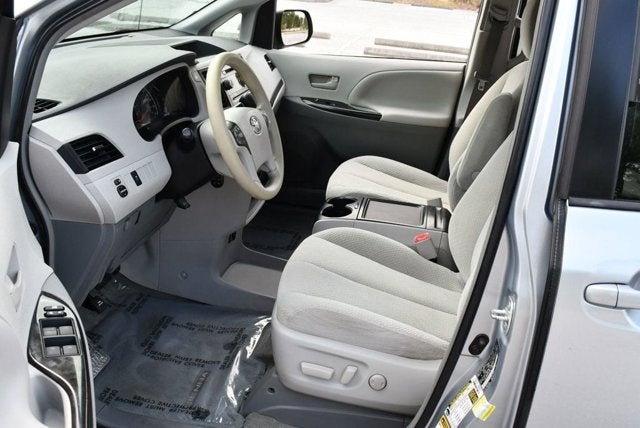 2014 Toyota Sienna 5 Door 8-Passenger Van V6 LE FWD