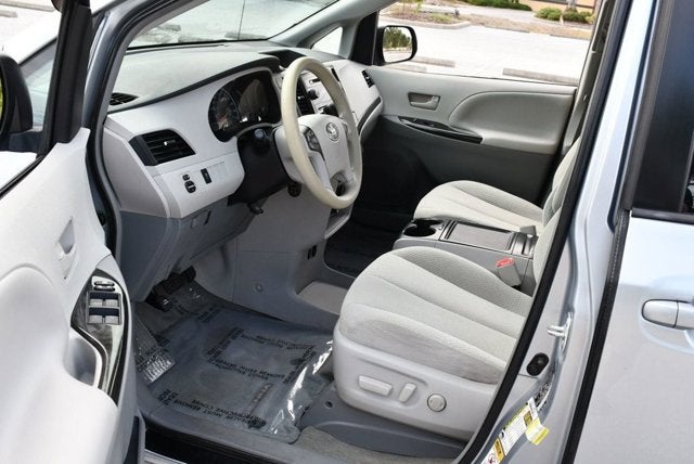 2014 Toyota Sienna 5 Door 8-Passenger Van V6 LE FWD