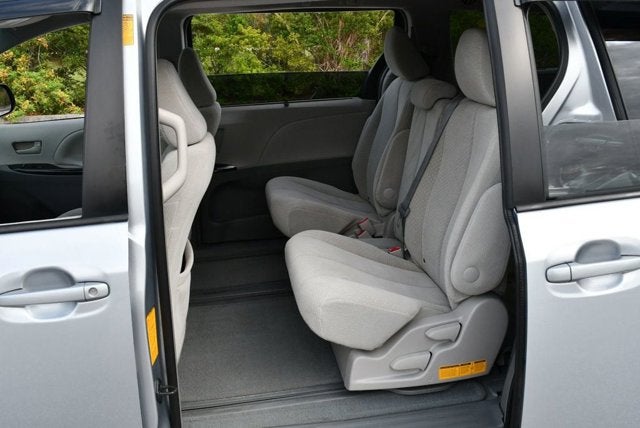 2014 Toyota Sienna 5 Door 8-Passenger Van V6 LE FWD