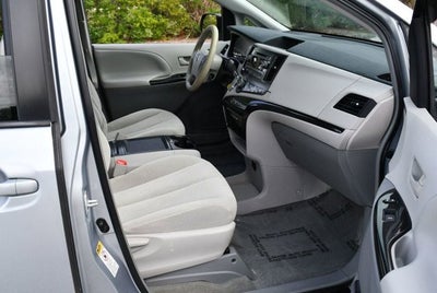 2014 Toyota Sienna 5 Door 8-Passenger Van V6 LE FWD