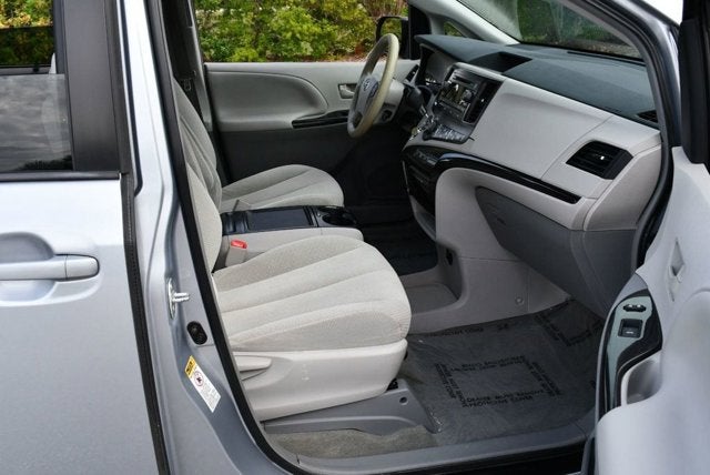2014 Toyota Sienna 5 Door 8-Passenger Van V6 LE FWD