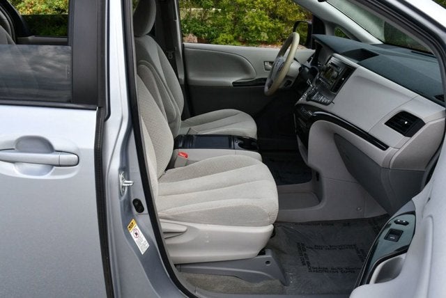 2014 Toyota Sienna 5 Door 8-Passenger Van V6 LE FWD