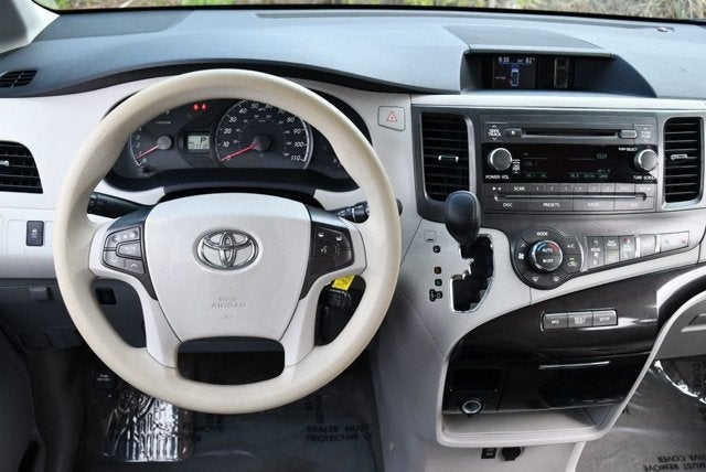 2014 Toyota Sienna 5 Door 8-Passenger Van V6 LE FWD