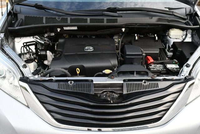 2014 Toyota Sienna 5 Door 8-Passenger Van V6 LE FWD