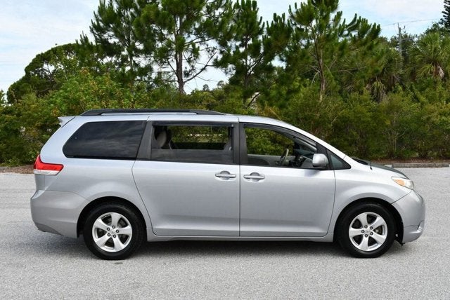 2014 Toyota Sienna 5 Door 8-Passenger Van V6 LE FWD