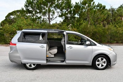 2014 Toyota Sienna 5 Door 8-Passenger Van V6 LE FWD