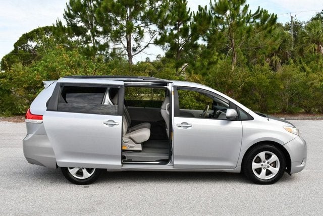 2014 Toyota Sienna 5 Door 8-Passenger Van V6 LE FWD
