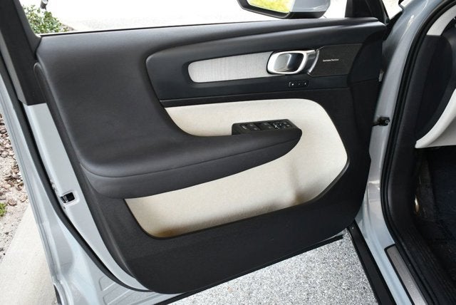 2025 Volvo XC40 Ultra Bright Theme