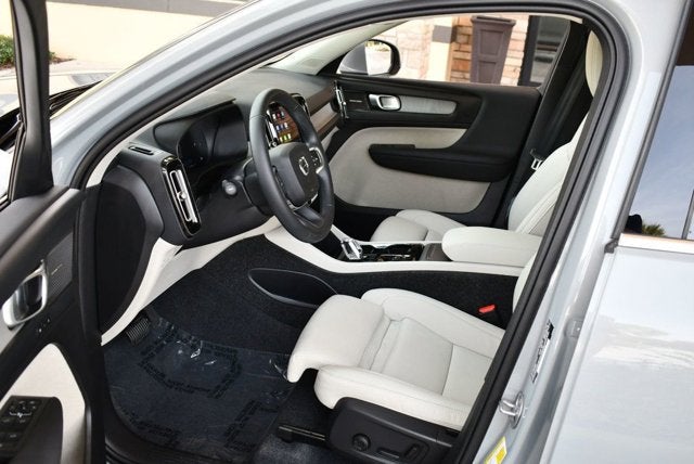 2025 Volvo XC40 Ultra Bright Theme