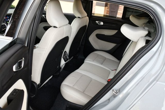 2025 Volvo XC40 Ultra Bright Theme