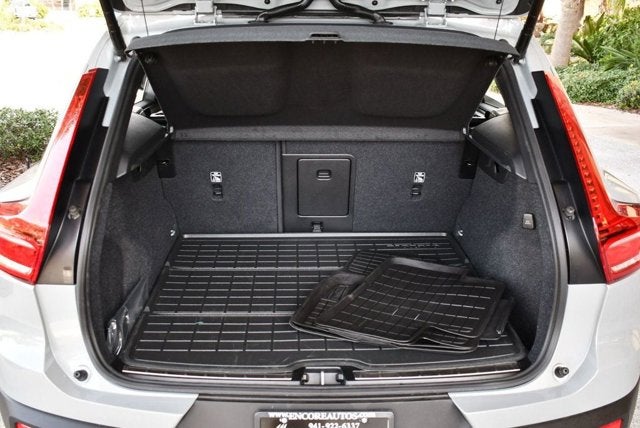 2025 Volvo XC40 Ultra Bright Theme