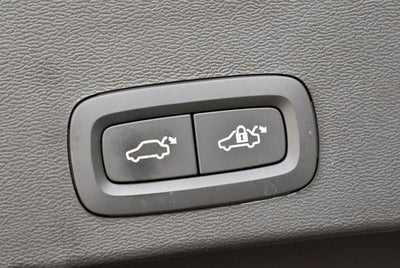 2025 Volvo XC40 Ultra Bright Theme