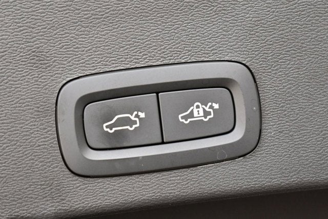 2025 Volvo XC40 Ultra Bright Theme