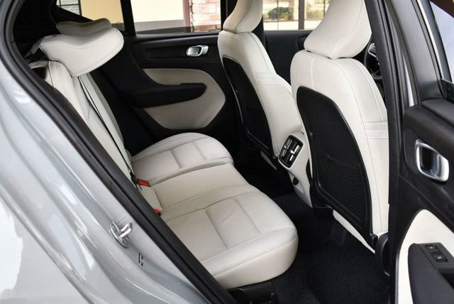 2025 Volvo XC40 Ultra Bright Theme