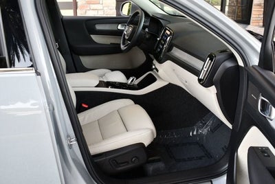 2025 Volvo XC40 Ultra Bright Theme