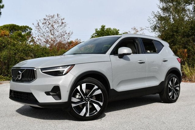 2025 Volvo XC40 Ultra Bright Theme
