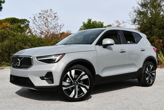 2025 Volvo XC40 Ultra Bright Theme