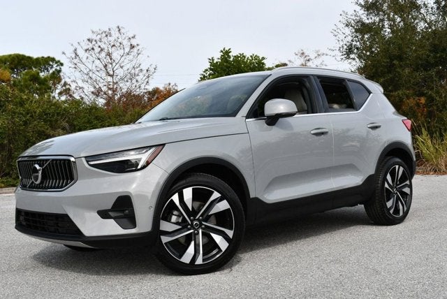 2025 Volvo XC40 Ultra Bright Theme