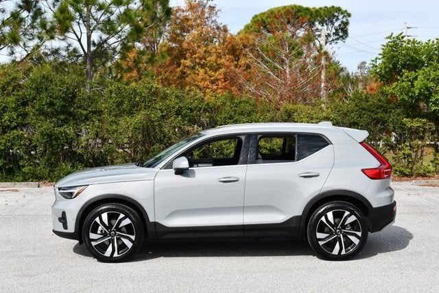 2025 Volvo XC40 Ultra Bright Theme